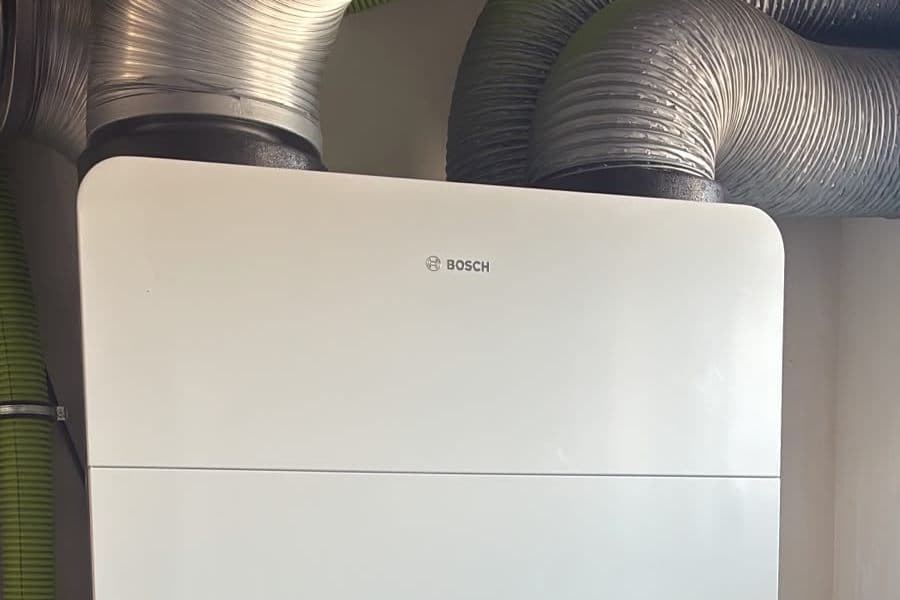 Bosch Lüftungsgerät mit Wärmerückgewinnung im Technikraum eines Neubaus