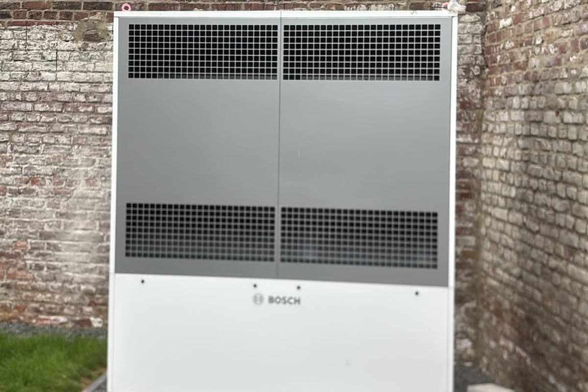 Bosch-Monoblock-Wärmepumpe zur Außenaufstellung an einer Hauswand