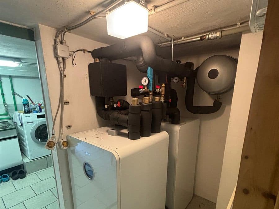 Bosch Innengerät mit Pufferspeicher im Kellerraum eines Bestandshauses